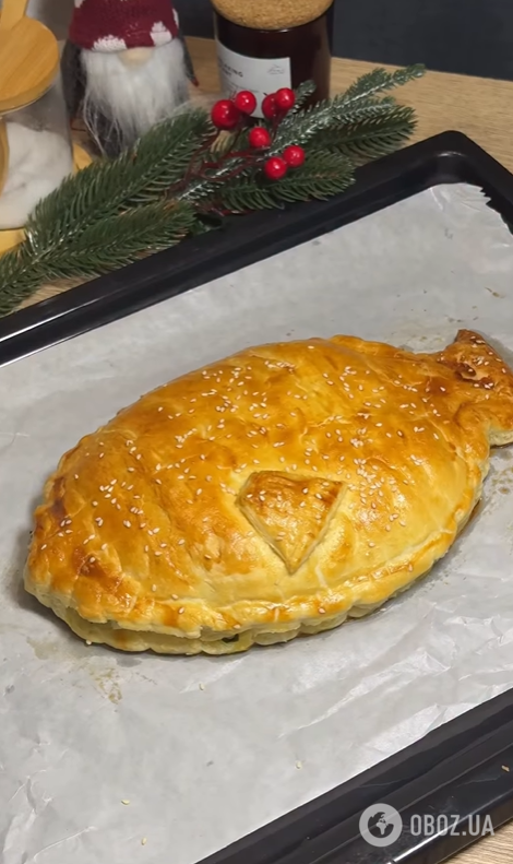 Смачний та ситний пиріг із червоною рибою: як приготувати