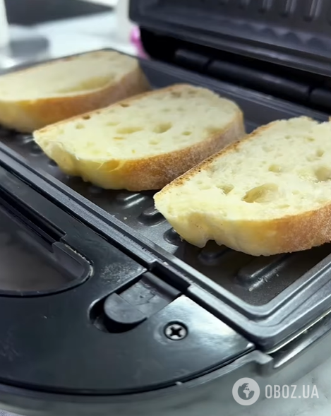 Изысканные праздничные брускетты с хамоном и вялеными томатами: рецепт на Новый год