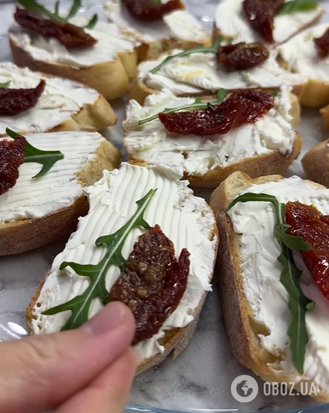 Изысканные праздничные брускетты с хамоном и вялеными томатами: рецепт на Новый год