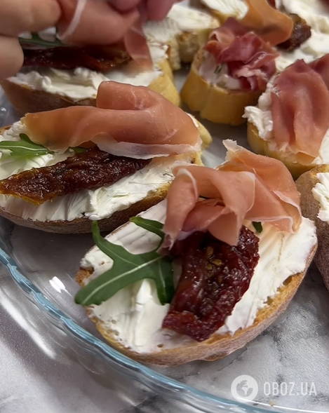 Изысканные праздничные брускетты с хамоном и вялеными томатами: рецепт на Новый год