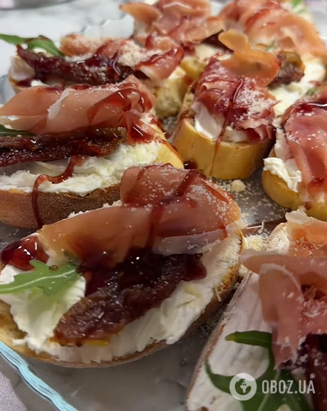 Изысканные праздничные брускетты с хамоном и вялеными томатами: рецепт на Новый год