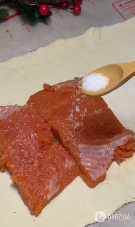 Смачний та ситний пиріг із червоною рибою: як приготувати