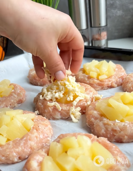 Сочные гнезда с ананасом и сыром в духовке: идеальное блюдо на ужин вместо котлет