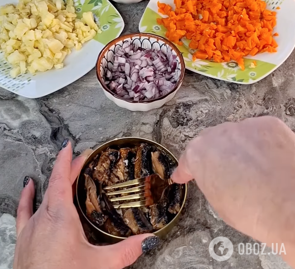 Вкуснее, чем оливье и шуба: легкий салат со шпротами и овощами для новогоднего стола