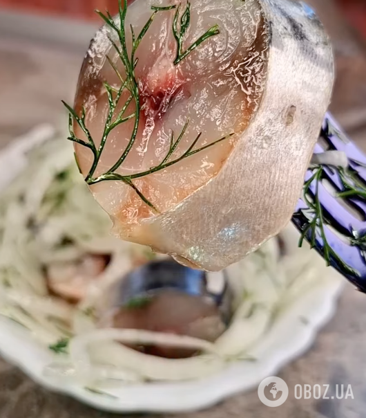 Смачна маринована скумбрія для новорічного столу: готується риба в гарячому маринаді