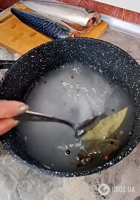 Смачна маринована скумбрія для новорічного столу: готується риба в гарячому маринаді