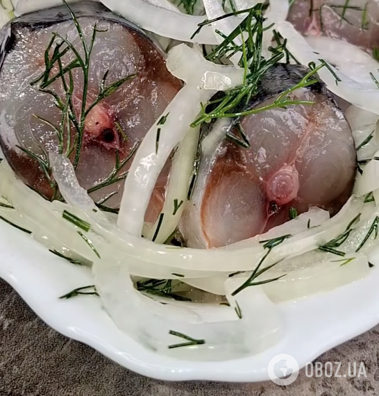 Смачна маринована скумбрія для новорічного столу: готується риба в гарячому маринаді