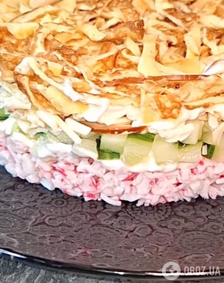 Крабовий салат із яєчними млинцями для новорічного столу: смачніше, ніж із рисом і капустою