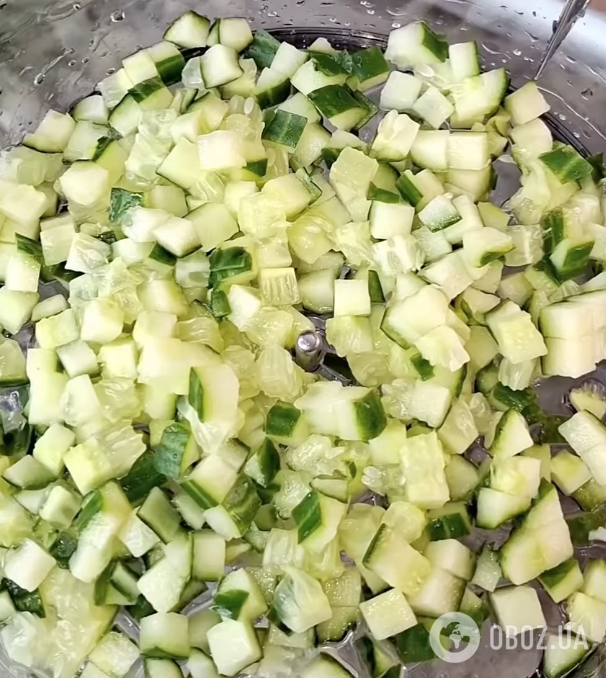 Крабовий салат із яєчними млинцями для новорічного столу: смачніше, ніж із рисом і капустою