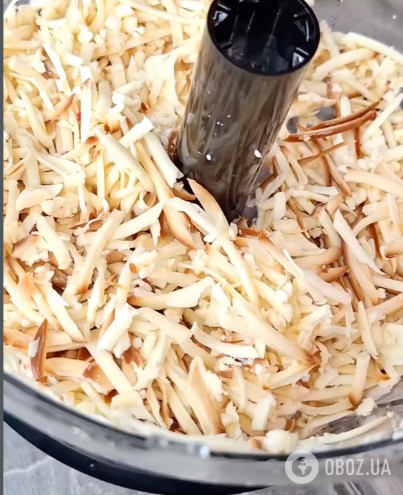 Крабовий салат із яєчними млинцями для новорічного столу: смачніше, ніж із рисом і капустою