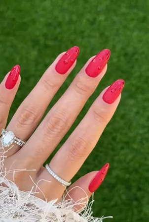 Прості, але вишукані: найкращі ідеї для новорічного манікюру