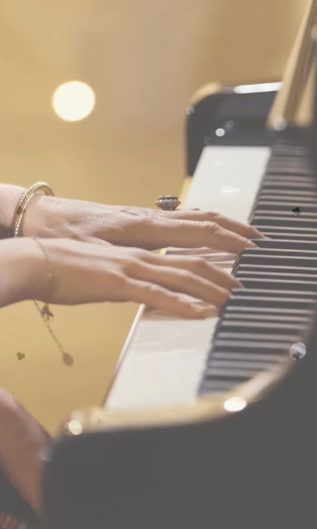 10-річна принцеса Шарлотта влаштувала сюрприз на різдвяній службі Кейт Міддлтон і стала зіркою мережі. Відео