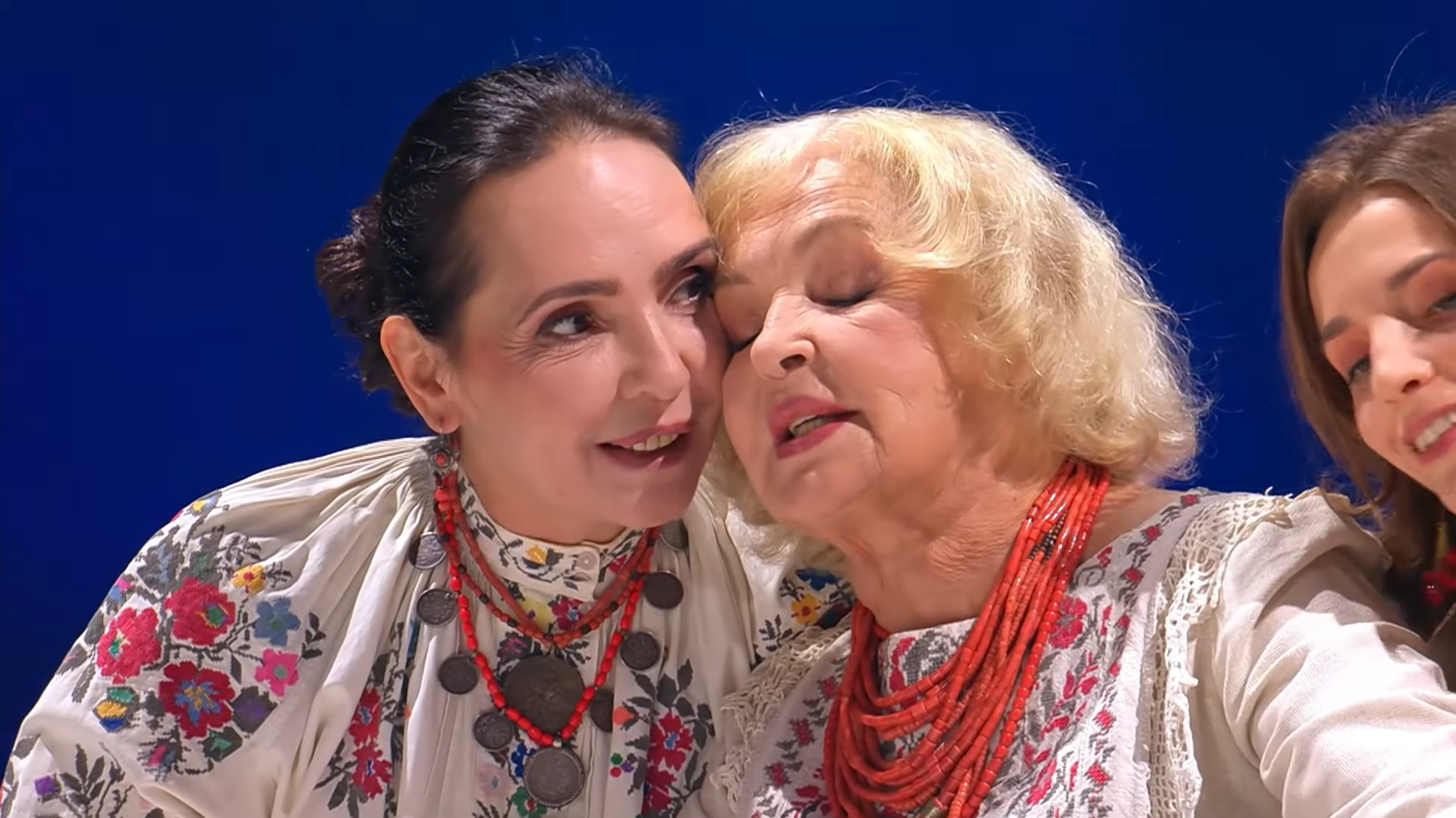 Зять і внук приїхали з фронту: Ада Роговцева обʼєдналася з чотирма поколіннями родини, щоб заспівати колядку