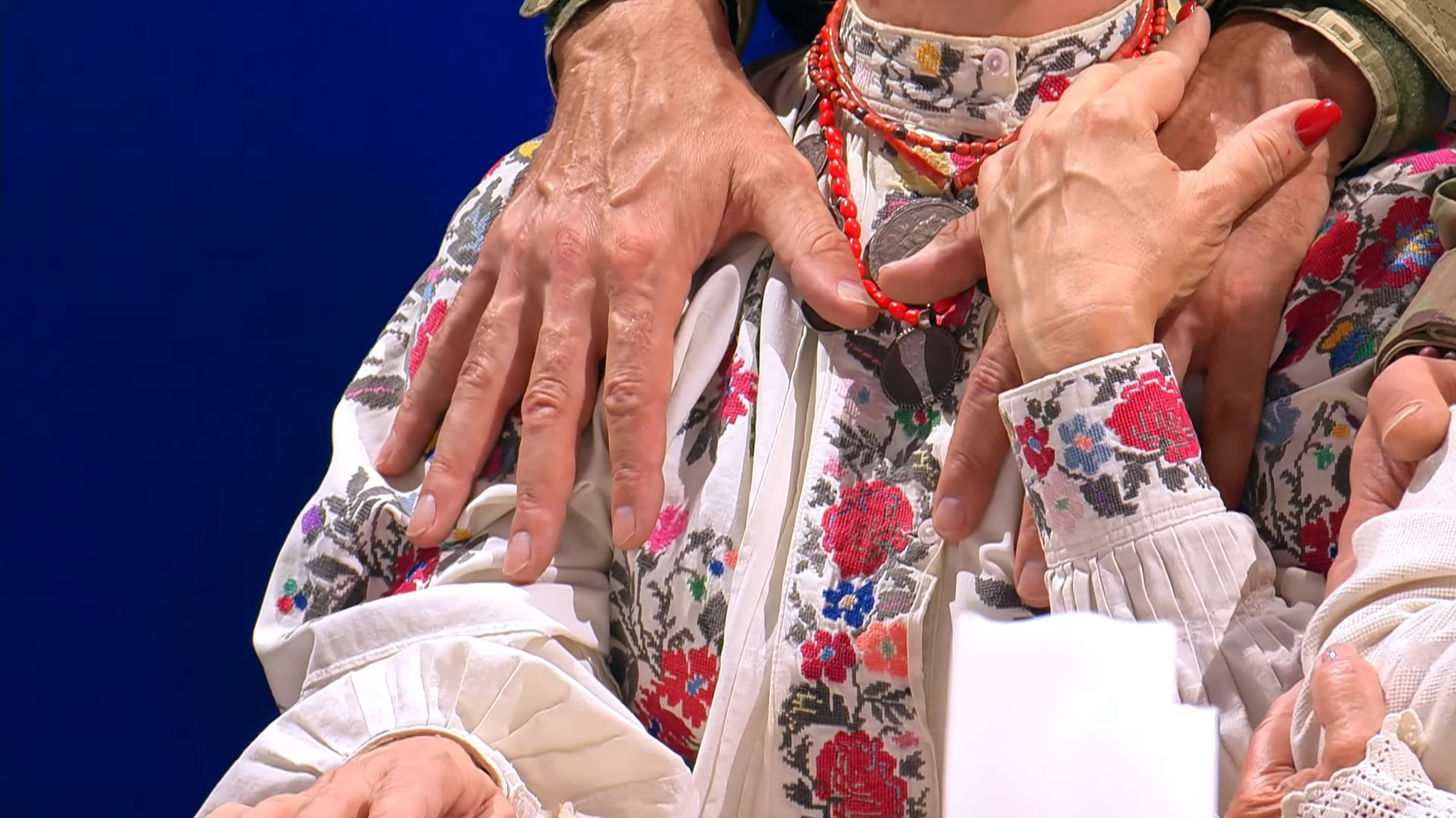 Зять і внук приїхали з фронту: Ада Роговцева обʼєдналася з чотирма поколіннями родини, щоб заспівати колядку