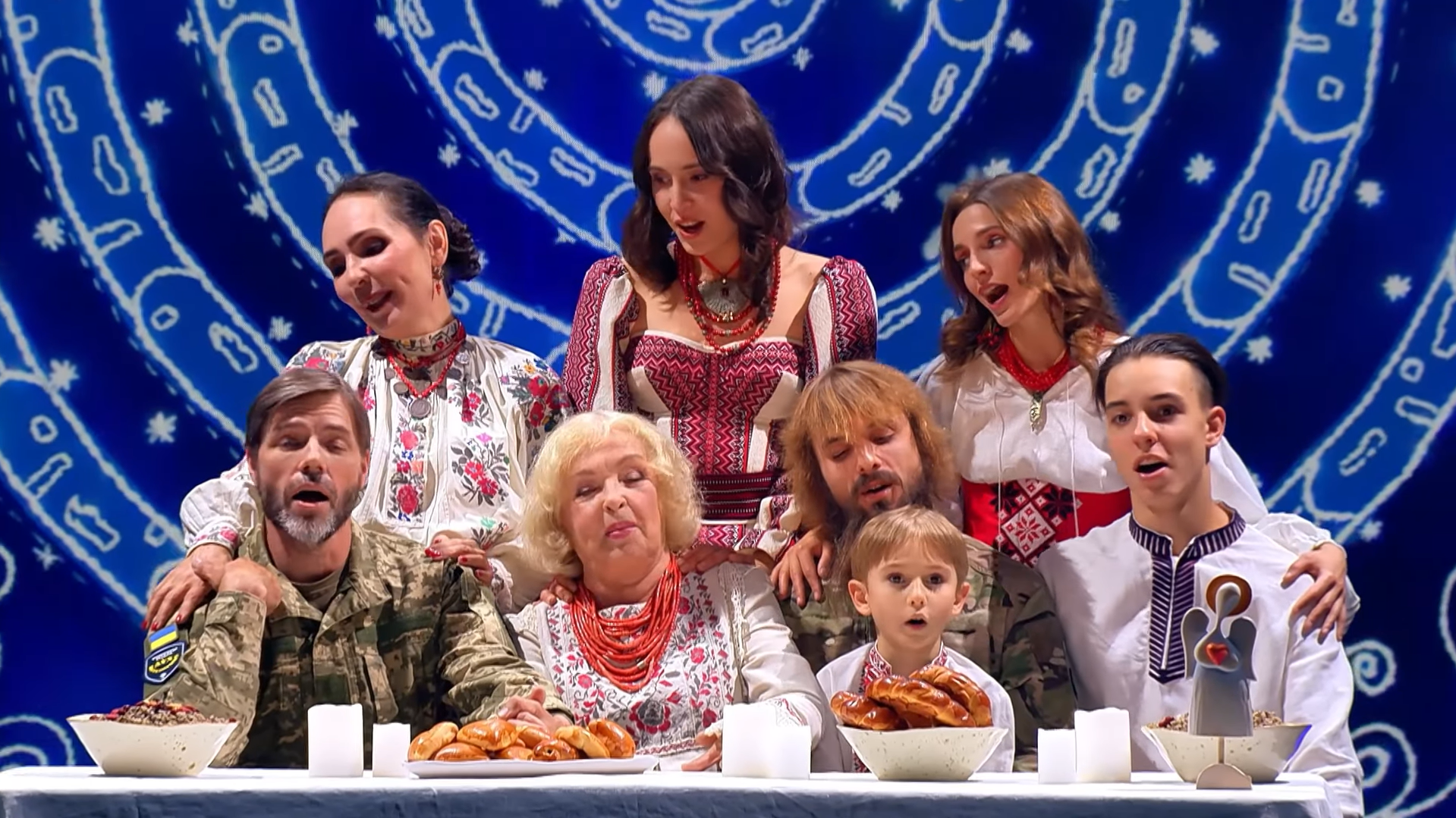 Зять і внук приїхали з фронту: Ада Роговцева обʼєдналася з чотирма поколіннями родини, щоб заспівати колядку