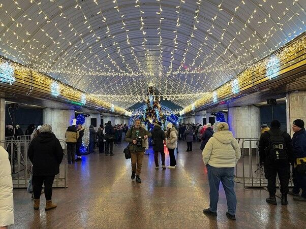 Новорічна казка під землею: у метро Дніпра засяяла головна ялинка міста