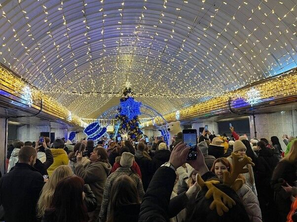 Новорічна казка під землею: у метро Дніпра засяяла головна ялинка міста