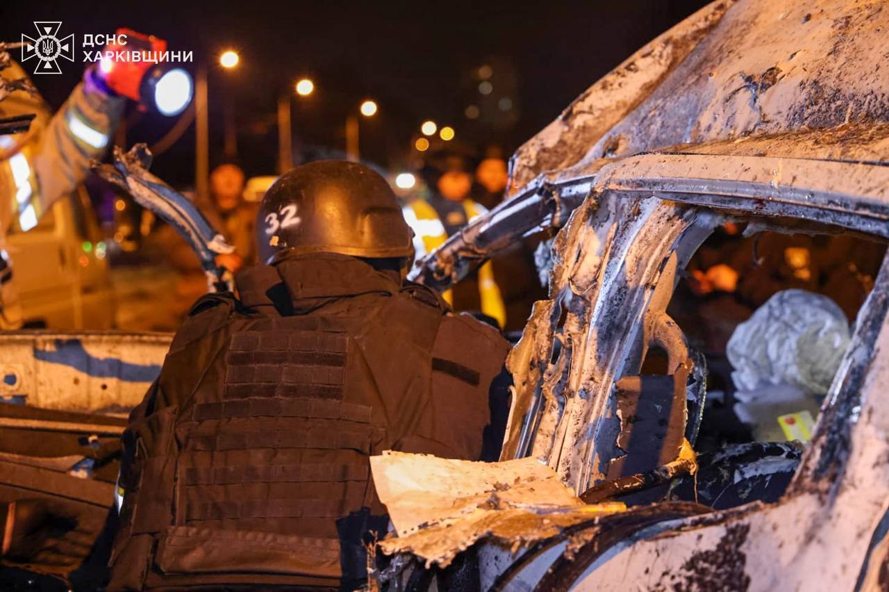 Россия атаковала Харьков КАБами: горят автомобили, есть погибшие и пострадавшие