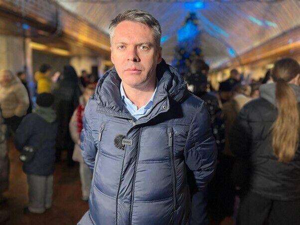 Новорічна казка під землею: у метро Дніпра засяяла головна ялинка міста