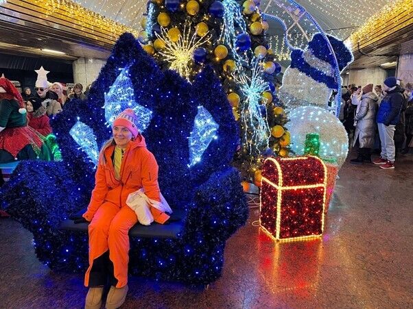 Новорічна казка під землею: у метро Дніпра засяяла головна ялинка міста