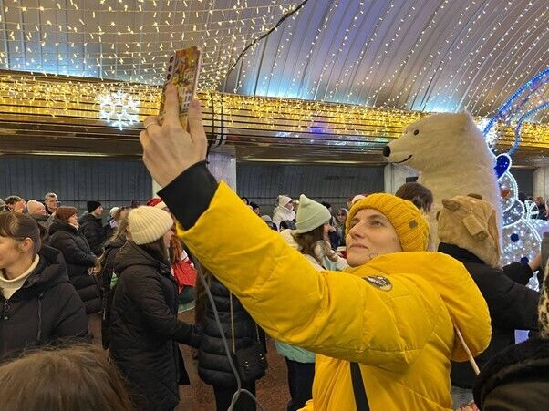 Новорічна казка під землею: у метро Дніпра засяяла головна ялинка міста