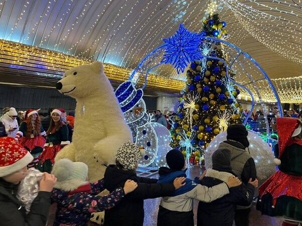 Новорічна казка під землею: у метро Дніпра засяяла головна ялинка міста