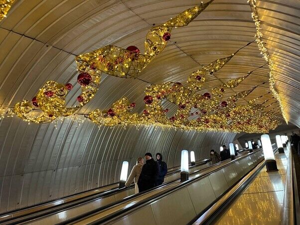 Новорічна казка під землею: у метро Дніпра засяяла головна ялинка міста