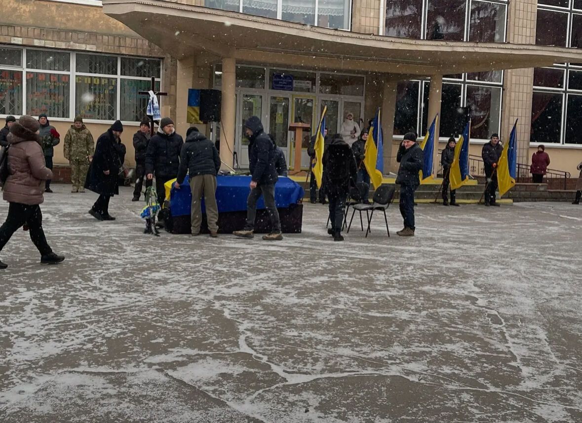 Без отца осталась маленькая дочь: в Черкасской области попрощались с воином, который погиб в Донецкой области. Фото