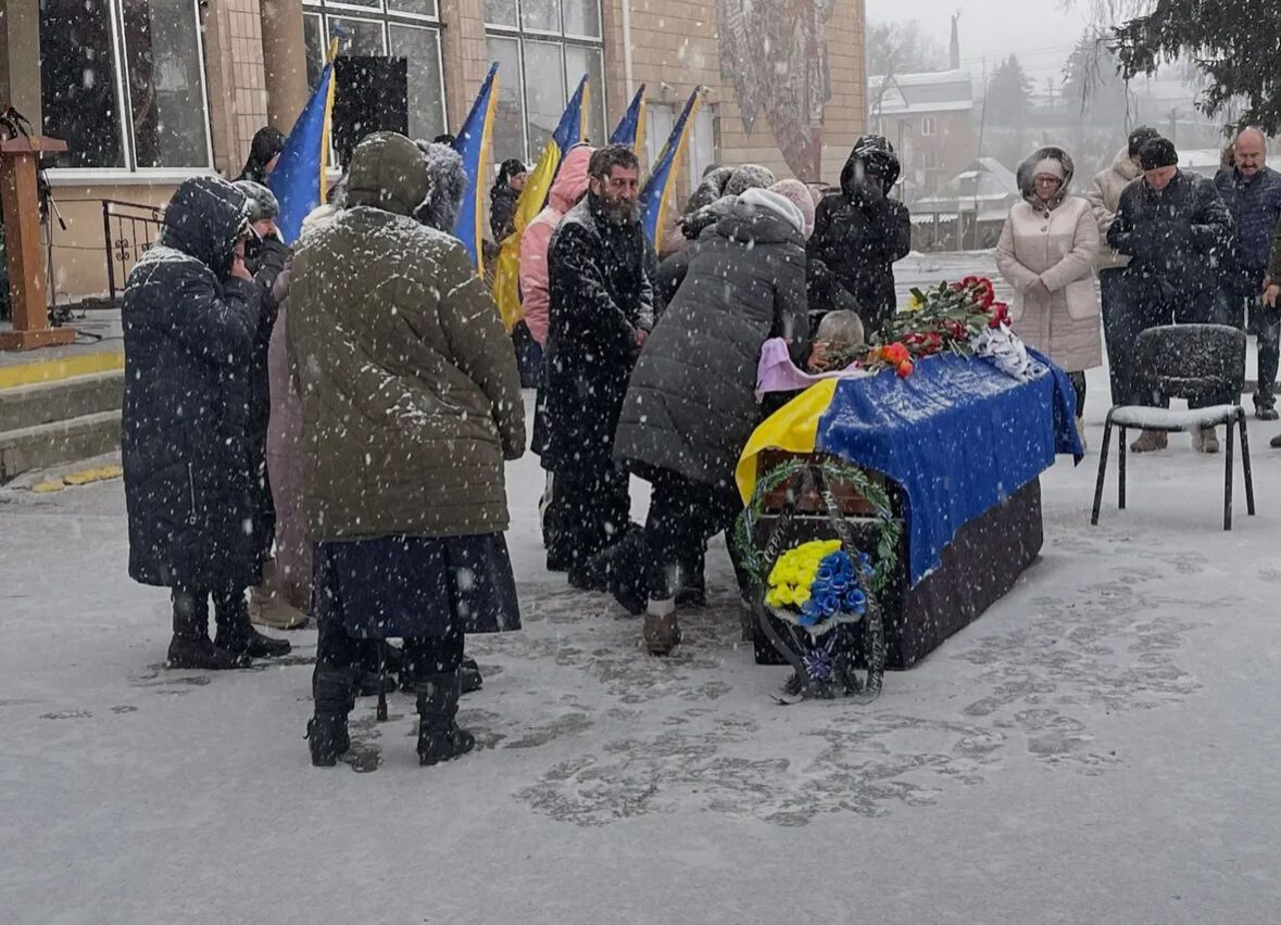 Без отца осталась маленькая дочь: в Черкасской области попрощались с воином, который погиб в Донецкой области. Фото