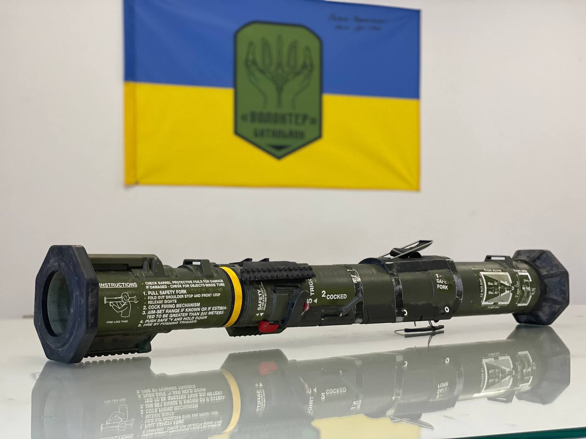 За найбільший донат – книга з підписом Залужного: оголошено збір на позашляховик для українських захисників