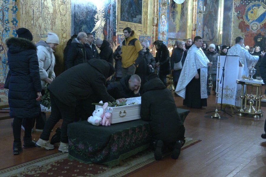 У Житомирі попрощалися з 4-річною дівчинкою, яку вбила Росія. Фото