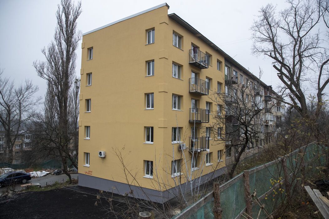 Город системно восстанавливает жилье: Кличко показал, как ремонтируют поврежденные обстрелами РФ дома Киева. Видео