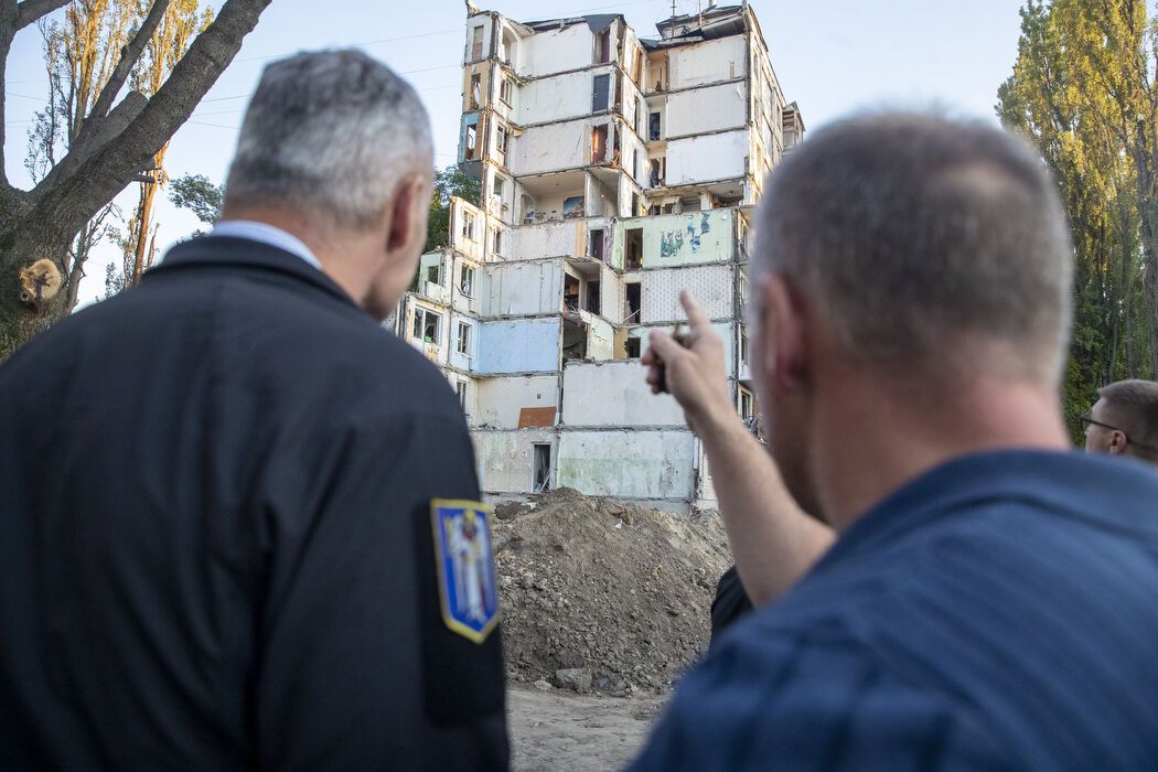 Город системно восстанавливает жилье: Кличко показал, как ремонтируют поврежденные обстрелами РФ дома Киева. Видео