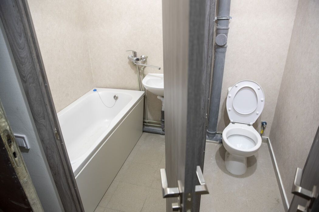 Город системно восстанавливает жилье: Кличко показал, как ремонтируют поврежденные обстрелами РФ дома Киева. Видео