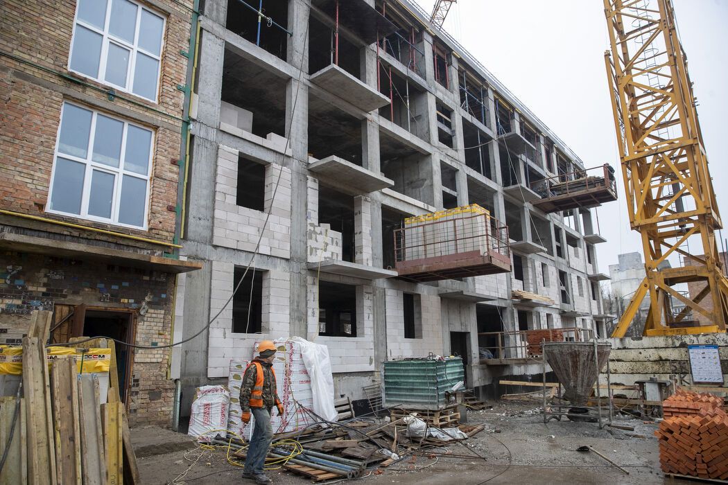 Город системно восстанавливает жилье: Кличко показал, как ремонтируют поврежденные обстрелами РФ дома Киева. Видео