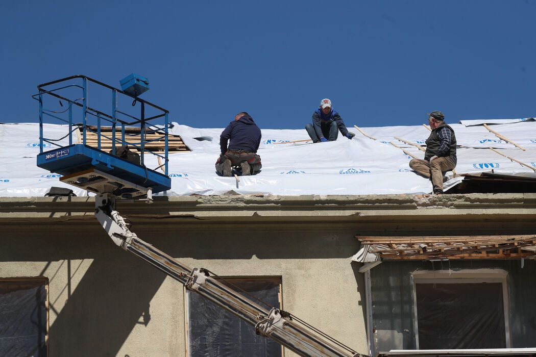 Город системно восстанавливает жилье: Кличко показал, как ремонтируют поврежденные обстрелами РФ дома Киева. Видео