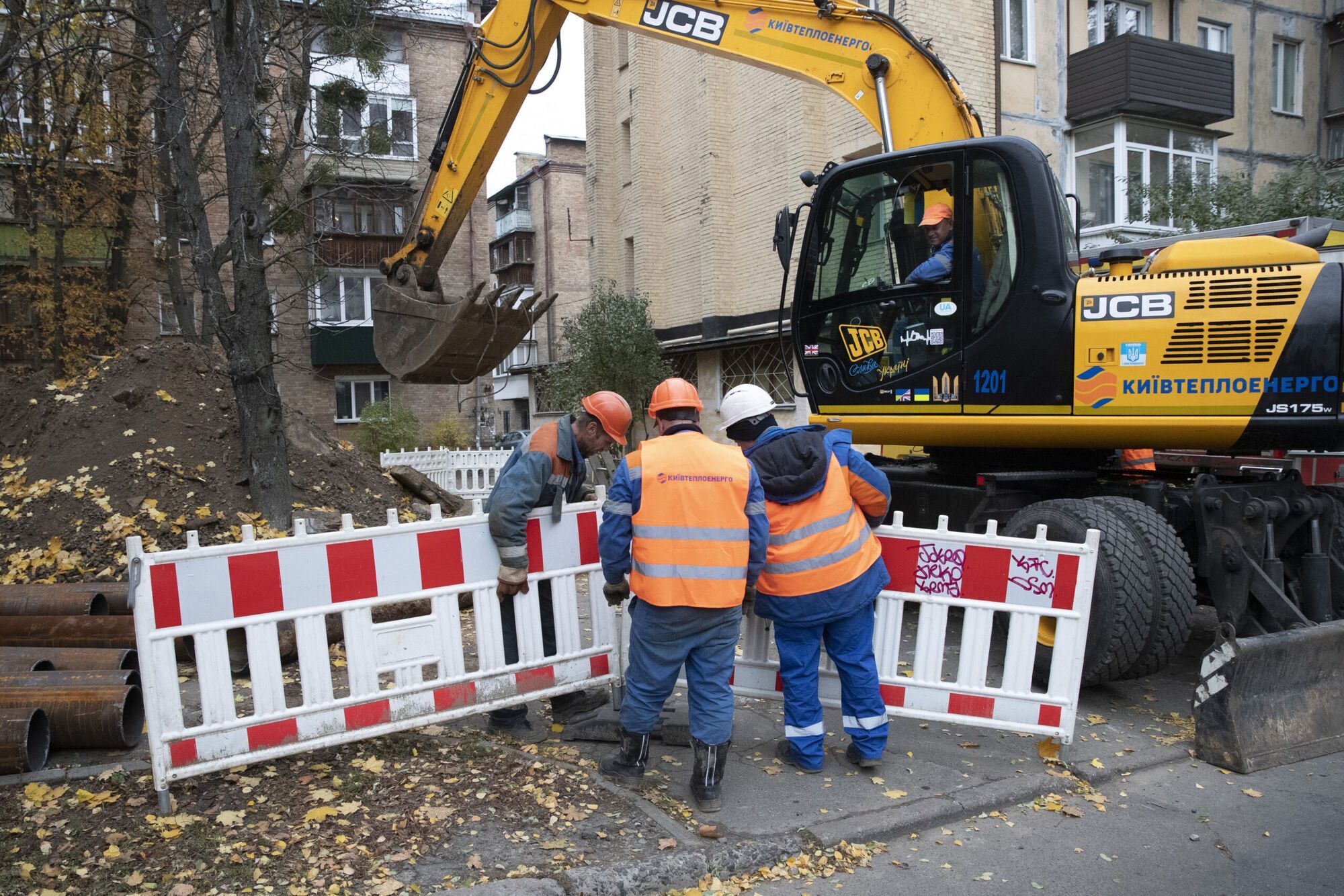 Город системно восстанавливает жилье: Кличко показал, как ремонтируют поврежденные обстрелами РФ дома Киева. Видео