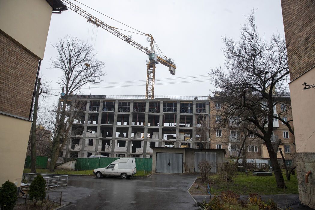 Город системно восстанавливает жилье: Кличко показал, как ремонтируют поврежденные обстрелами РФ дома Киева. Видео