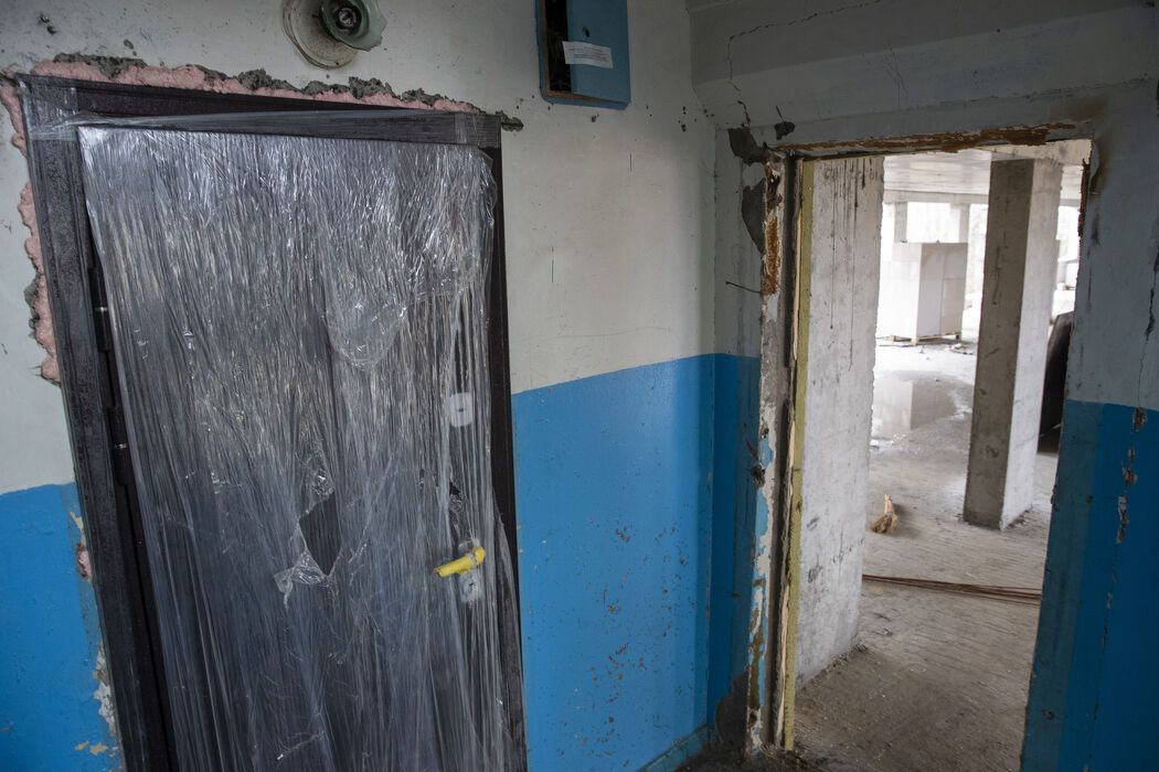 Город системно восстанавливает жилье: Кличко показал, как ремонтируют поврежденные обстрелами РФ дома Киева. Видео