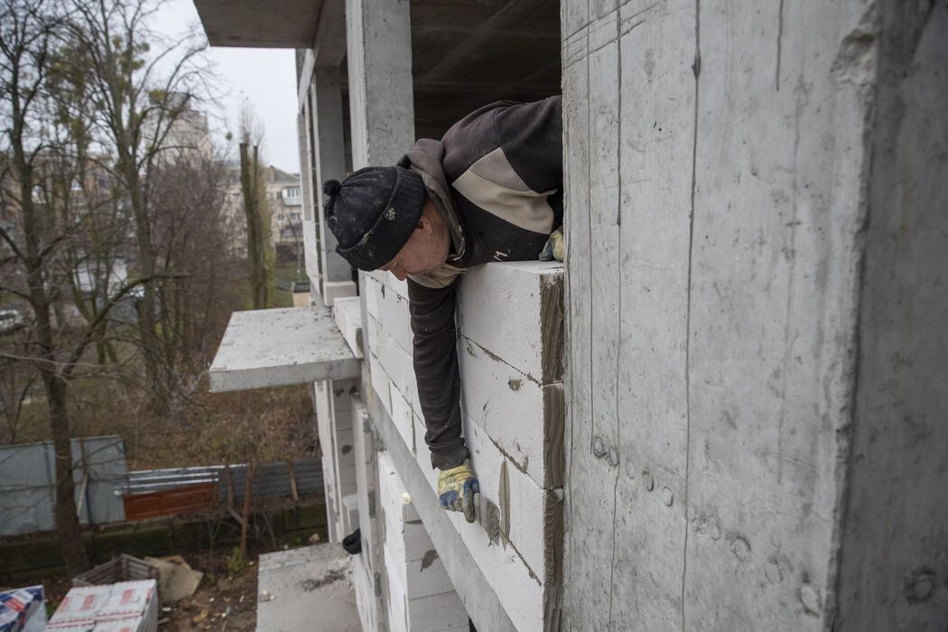 Город системно восстанавливает жилье: Кличко показал, как ремонтируют поврежденные обстрелами РФ дома Киева. Видео