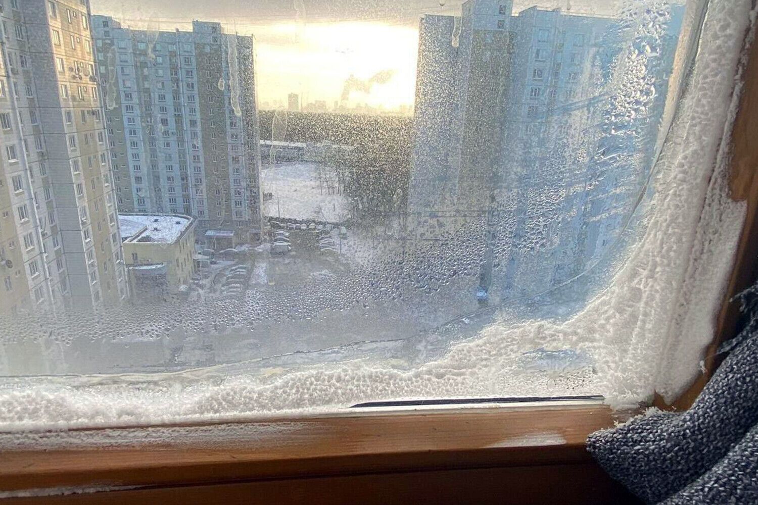 Лягають спати одягненими і гріються пляшками з водою: з морозами в Росію прийшов комунальний колапс