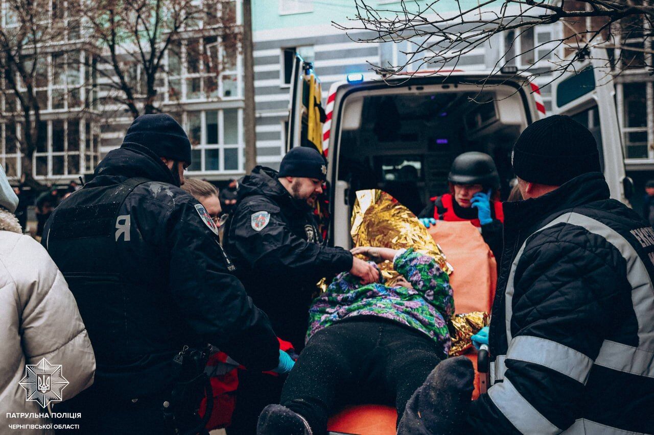 Первые минуты – самые сложные: в полиции показали кадры с бодикамер патрульных Чернигова сразу после обстрела. Фото и видео