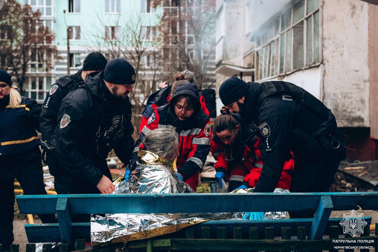 Первые минуты – самые сложные: в полиции показали кадры с бодикамер патрульных Чернигова сразу после обстрела. Фото и видео