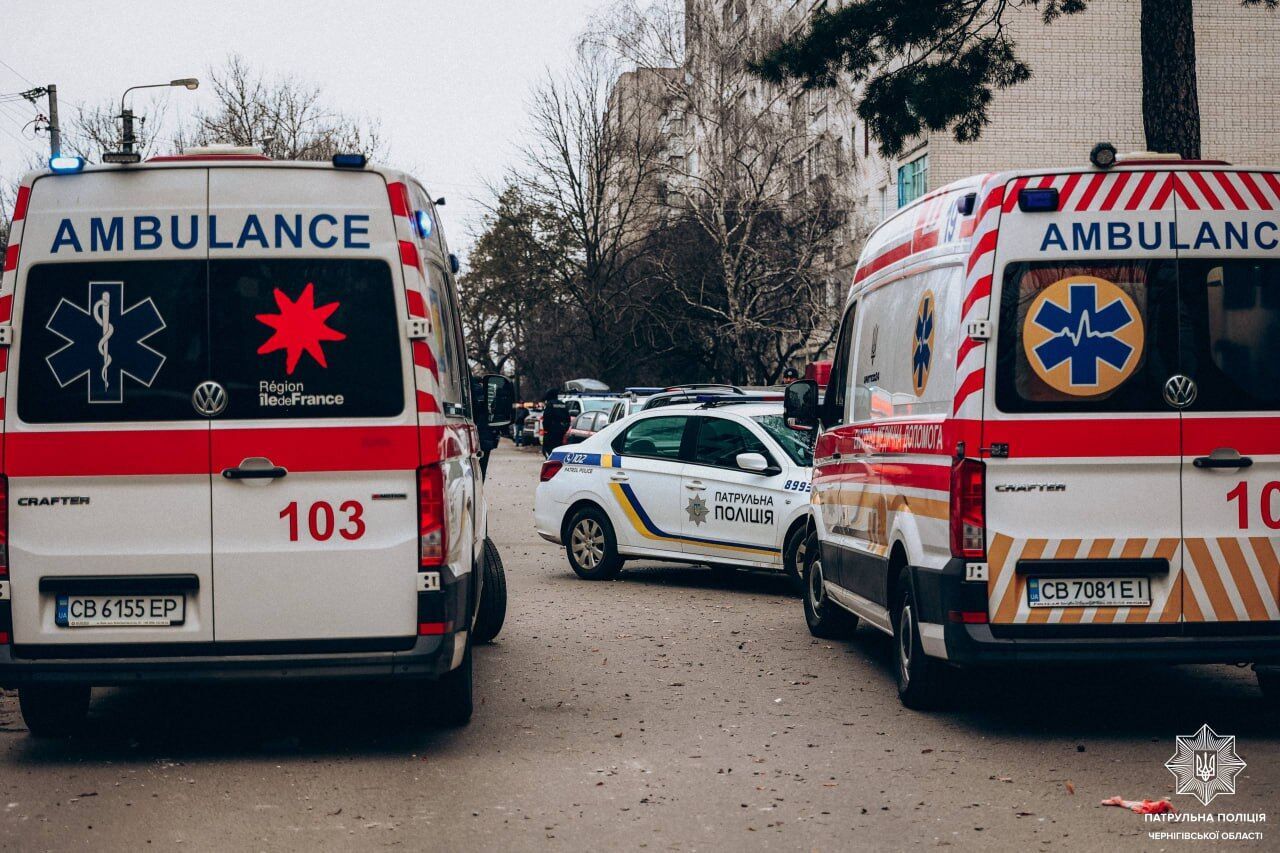 Первые минуты – самые сложные: в полиции показали кадры с бодикамер патрульных Чернигова сразу после обстрела. Фото и видео