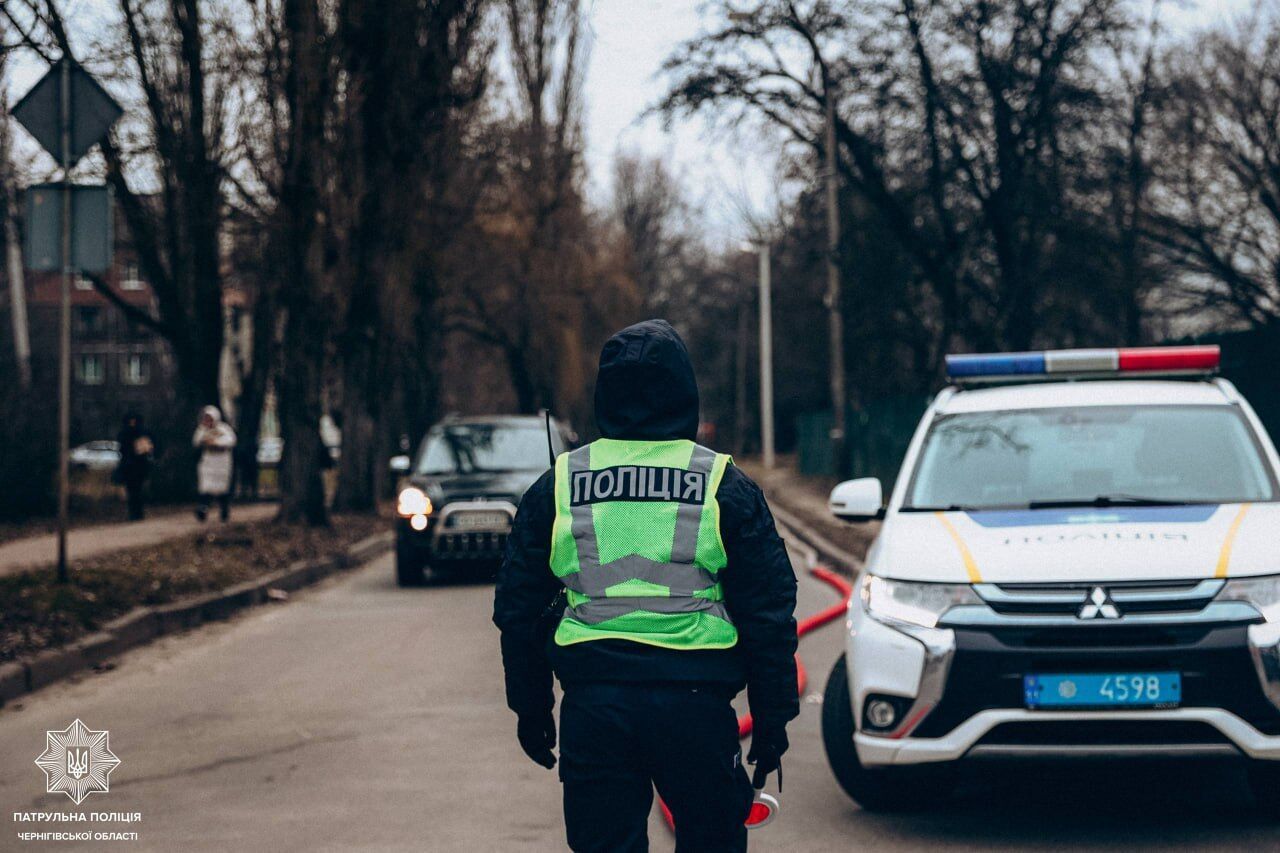 Первые минуты – самые сложные: в полиции показали кадры с бодикамер патрульных Чернигова сразу после обстрела. Фото и видео