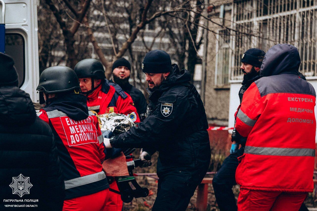 Первые минуты – самые сложные: в полиции показали кадры с бодикамер патрульных Чернигова сразу после обстрела. Фото и видео