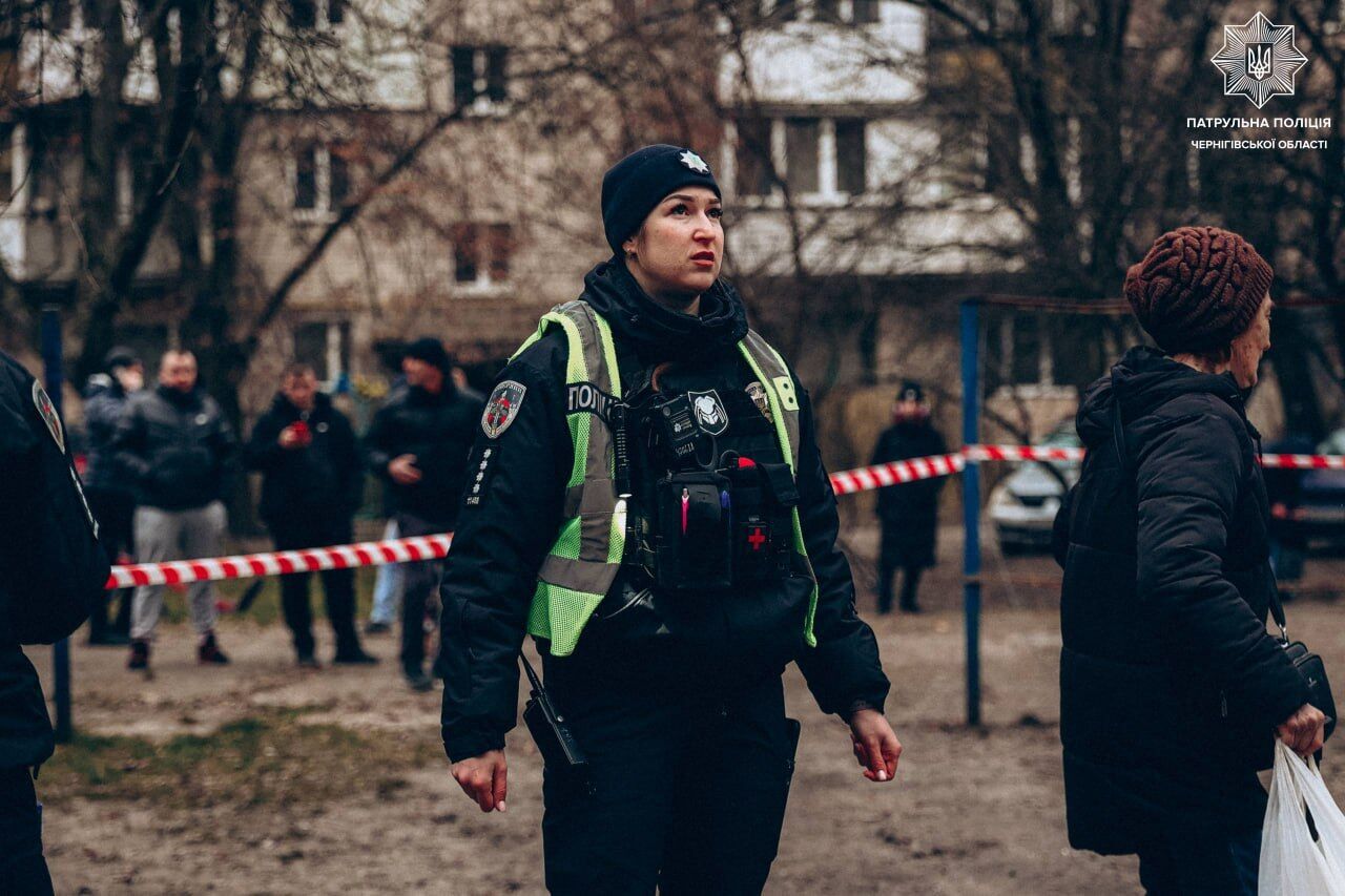 Первые минуты – самые сложные: в полиции показали кадры с бодикамер патрульных Чернигова сразу после обстрела. Фото и видео