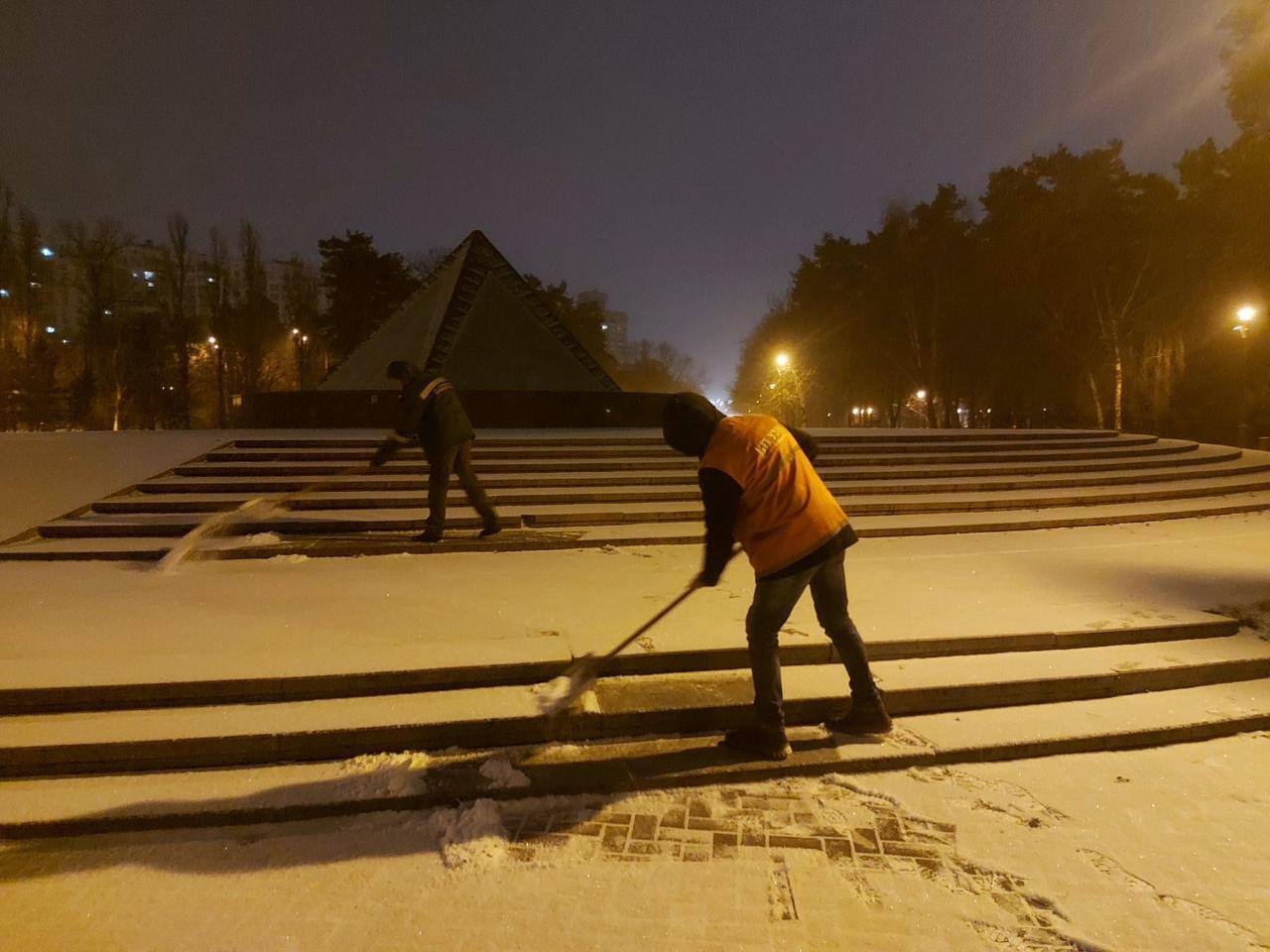 Настоящая зима: Киев засыпало снегом, на улицах с ночи работают коммунальщики. Фото и видео