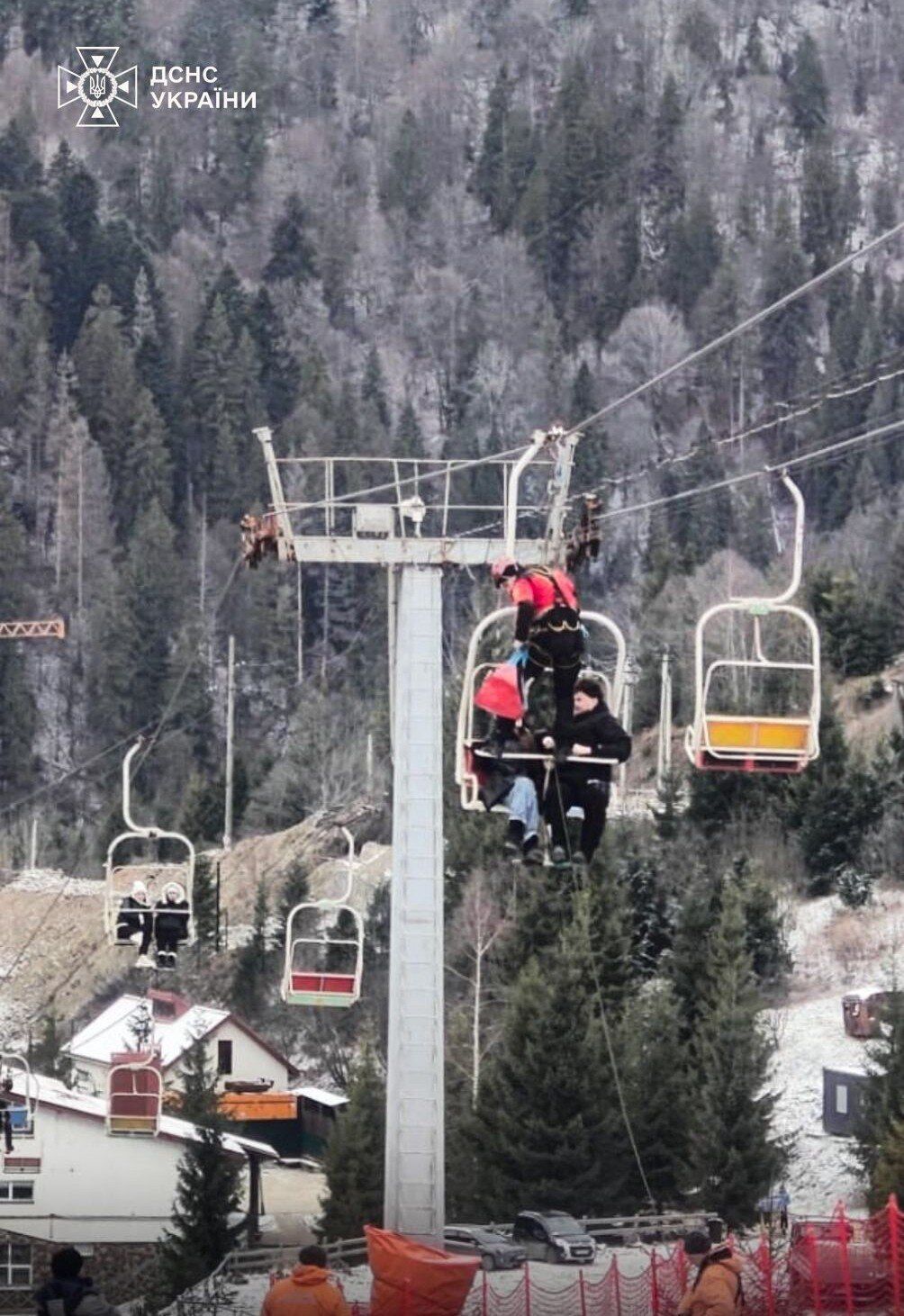 На горе Захар Беркут остановился кресельный подъемник с десятками людей: на место вызвали спасателей. Фото