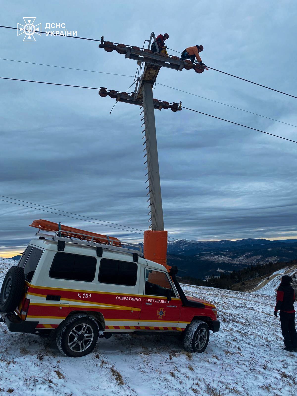 На горе Захар Беркут остановился кресельный подъемник с десятками людей: на место вызвали спасателей. Фото